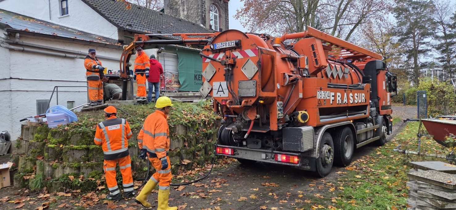 KAS und Frasur 2 Profis bei der Arbeit KAS und Frasur 2 Profis bei der Arbeit